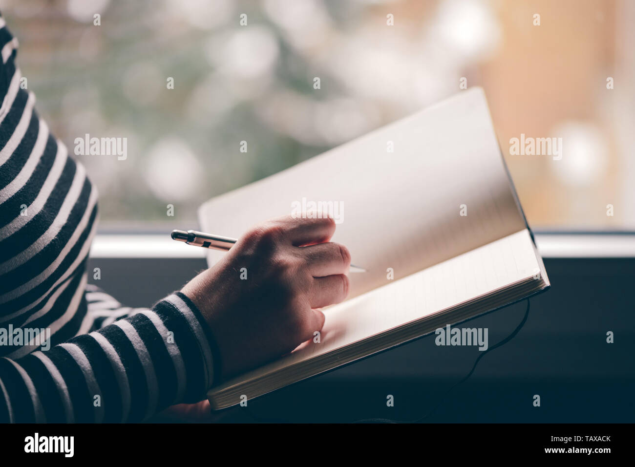 Femme enceinte grossesse garder un journal, Close up of hands writing in notebook Banque D'Images