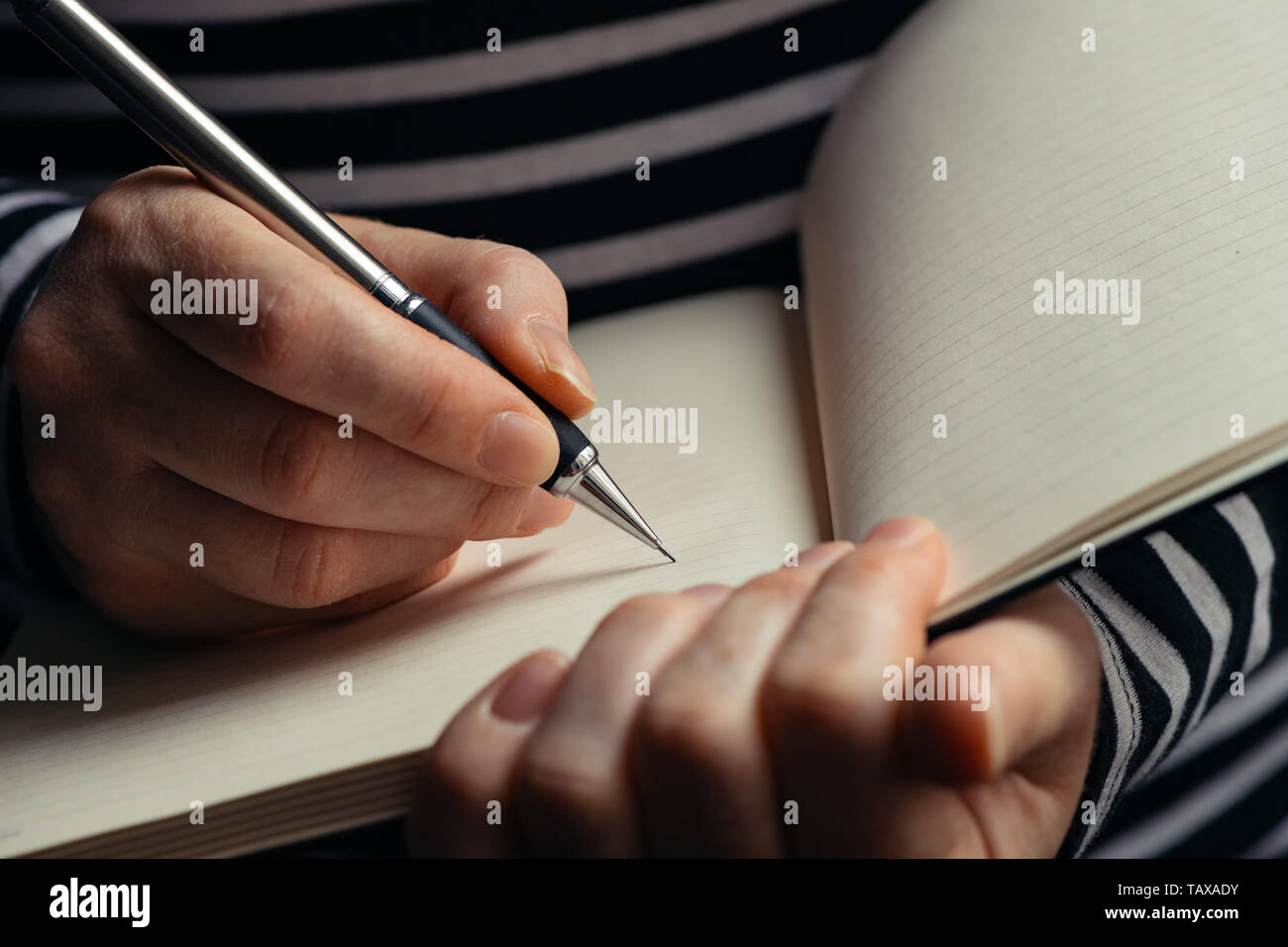 Femme enceinte grossesse garder un journal, Close up of hands writing in notebook Banque D'Images