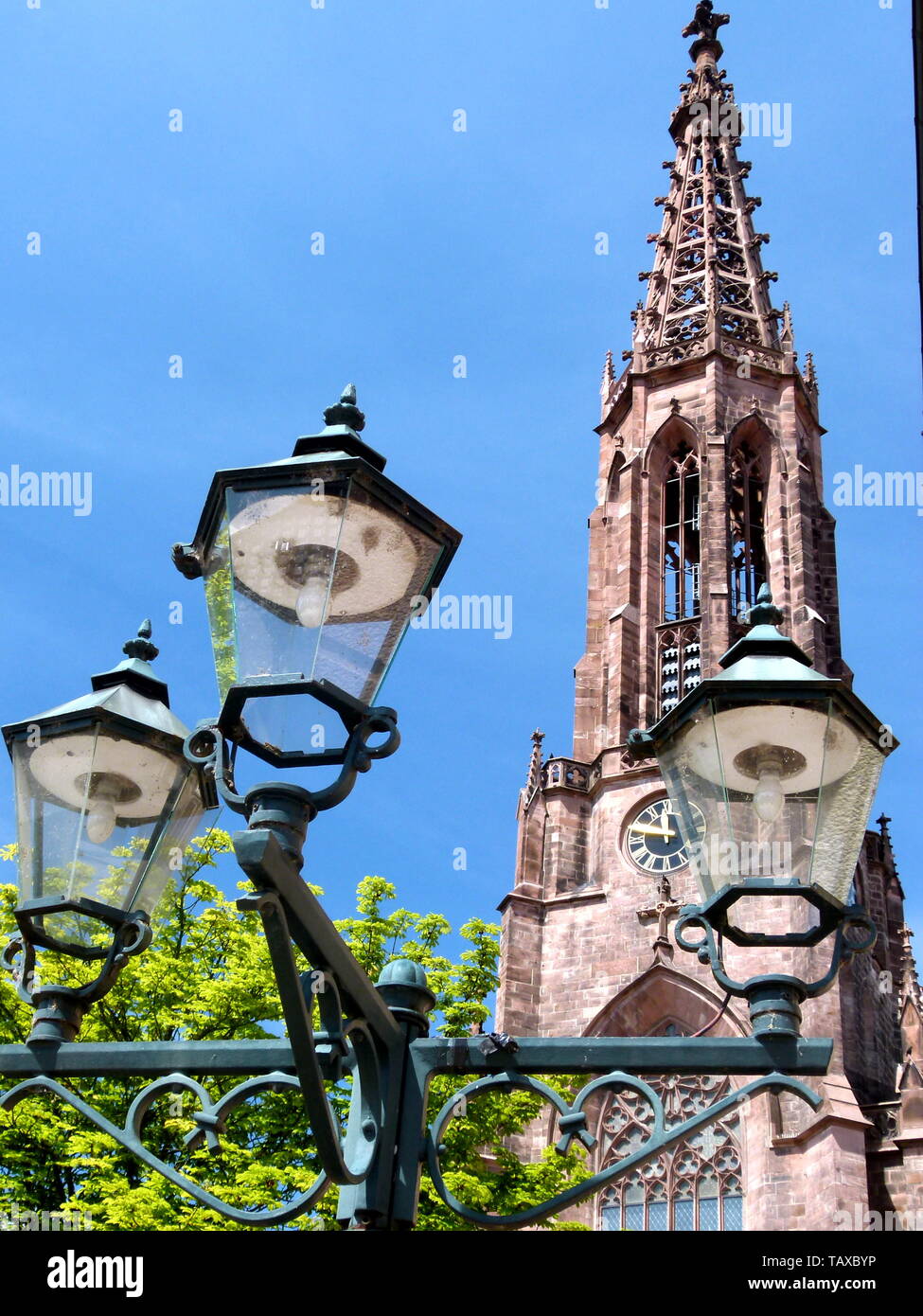 Bâtiment d'église néo-gothique avec lampe de rue en premier plan dans le sud de l'Allemagne Banque D'Images