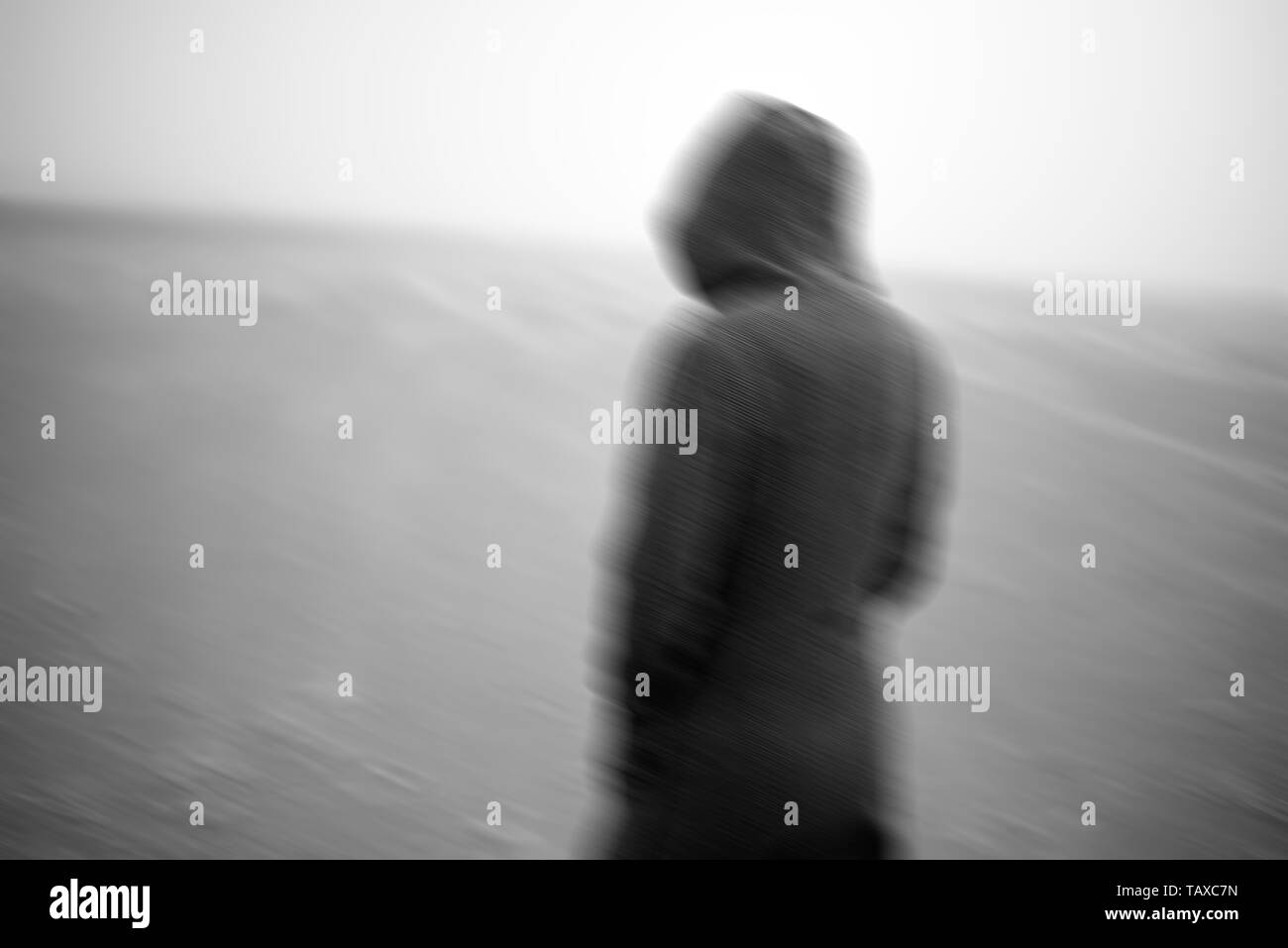 Une femme portant une hotte stérile dans un paysage vide froid bravant des températures inférieures à zéro zub Banque D'Images