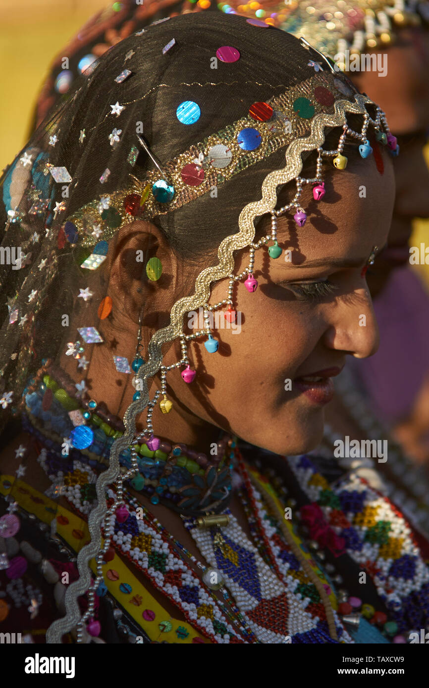 Danseuse Kalbelia en costume traditionnel lors de l'assemblée annuelle du Festival du désert à Jaisalmer, Rajasthan, Inde. Banque D'Images