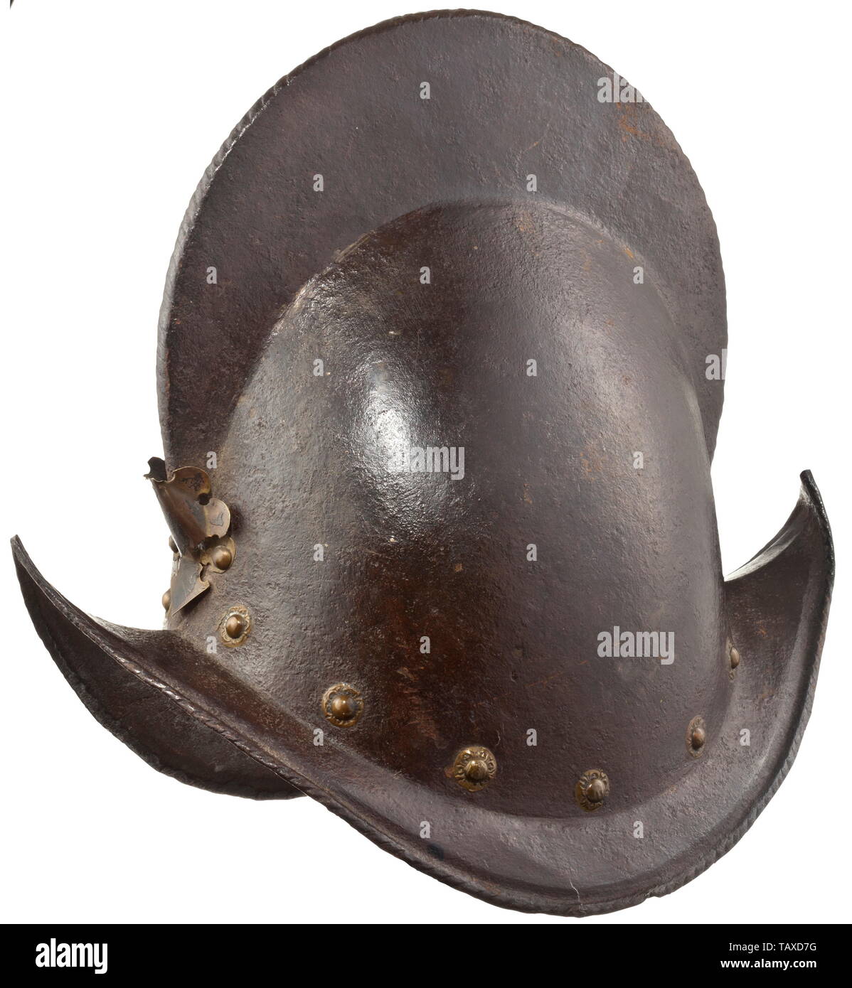 Un peigne morion, 16ème siècle, un morceau du crâne martelé en cordée, peigne et brim, continu et rivets en laiton de la tuyère d'panache. Petite fissure sur le bord gauche. 31 cm de hauteur. armes défensives, d'armes, d'armes, l'arme, le bras, appareil de combat, objet, objets, alambics, clipping, coupures, cut out, cut-out, cut-outs, ustensile, pièce de l'équipement, les ustensiles, historique, historique, Additional-Rights Clearance-Info-Not-Available- Banque D'Images
