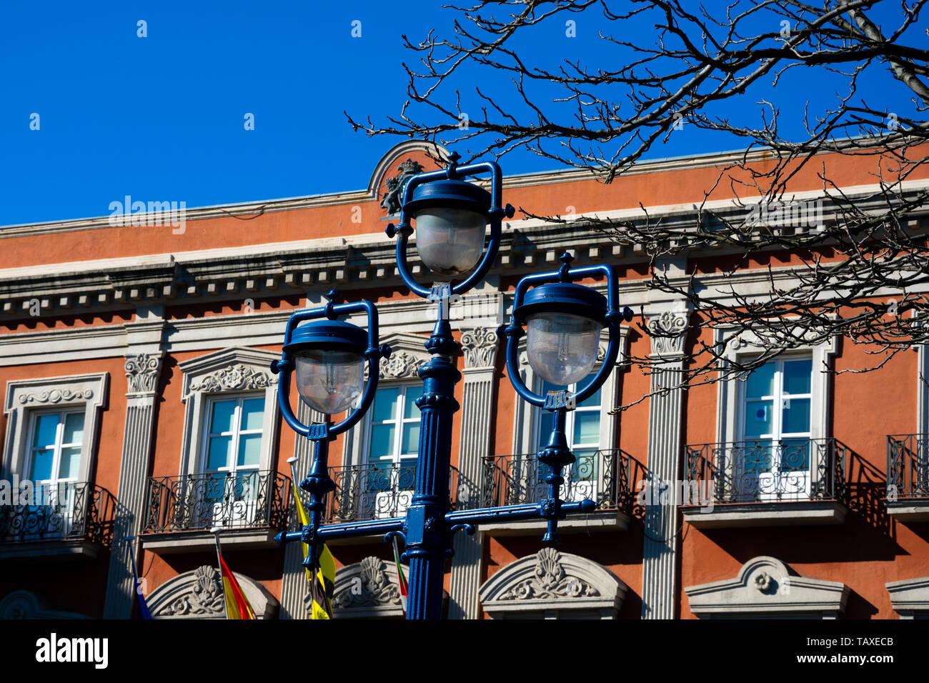 Vieille lampe de rue avec l'hôtel de ville en arrière-plan. Portugalete, Espagne Banque D'Images