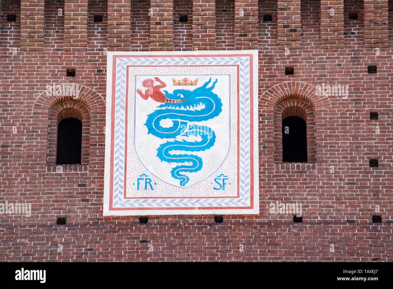 Milan : le Biscione, un serpent d'azur dans l'acte de consommer un humain, emblème de la maison de Visconti, sur la Tour de Filarete le château Sforza Banque D'Images