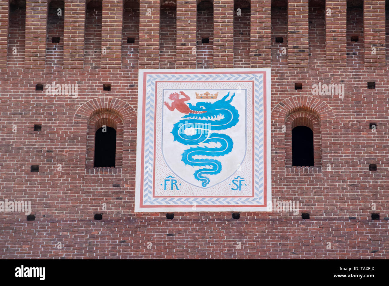 Milan : le Biscione, un serpent d'azur dans l'acte de consommer un humain, emblème de la maison de Visconti, sur la Tour de Filarete le château Sforza Banque D'Images