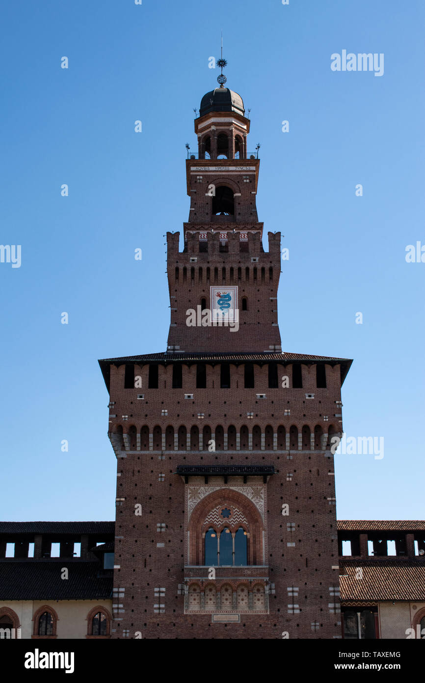 Milan : le Biscione, un serpent d'azur dans l'acte de consommer un humain, emblème de la maison de Visconti, sur la Tour de Filarete le château Sforza Banque D'Images