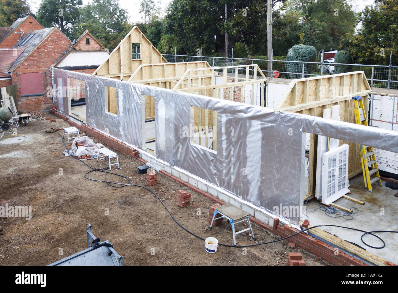 Maison à ossature bois en construction avec isolation thermique en aluminium Banque D'Images