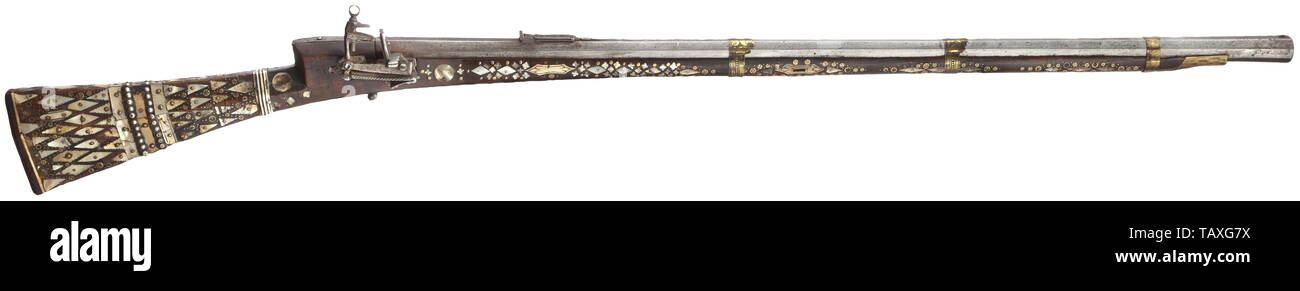 Un pouf miquelet fusil-lock, 18e siècle, un peu débordé, sept-groove canon rayé, canon octogonal de 13 mm avec guidon en laiton et de pliage réglable visée arrière. Légèrement ciselé miquelet-lock. Achat complet de noyer avec profusion de nacre et d'incrustations en laiton. Trois bandes de laiton. Certains des inlays ajouté, la baguette manquante. Longueur 133,5 cm. Pouf, Orient, Oriental, Asie, Asiatique, historique, historique, Additional-Rights Clearance-Info-Not-Available- Banque D'Images