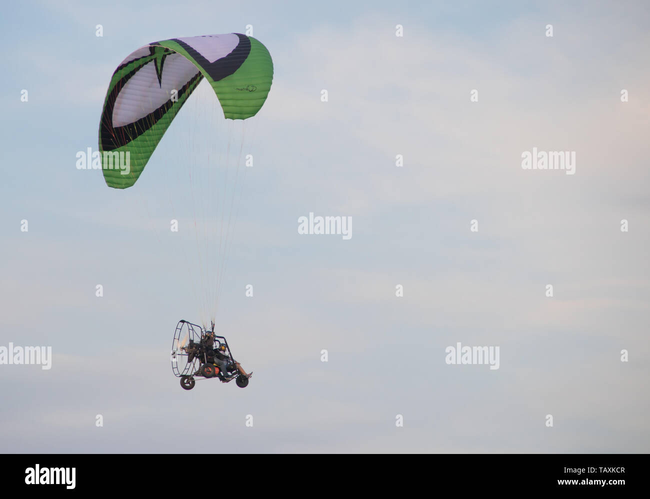 Première leçon de parapente en tandem, libre comme un oiseau Banque D'Images
