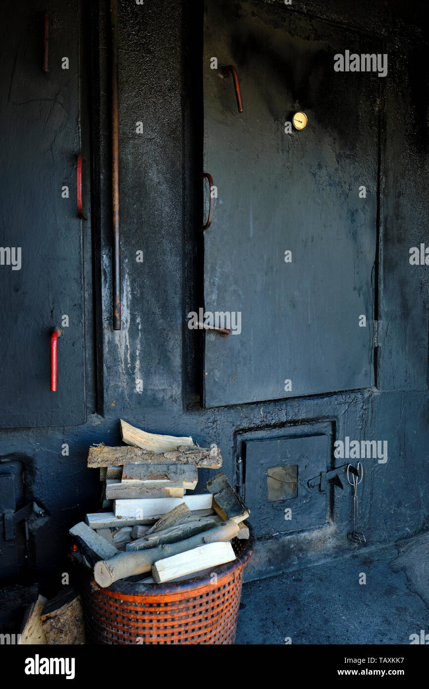 Métal peint noir un fumoir à poisson traditionnel four sur l'île de Rügen, en Allemagne. Banque D'Images
