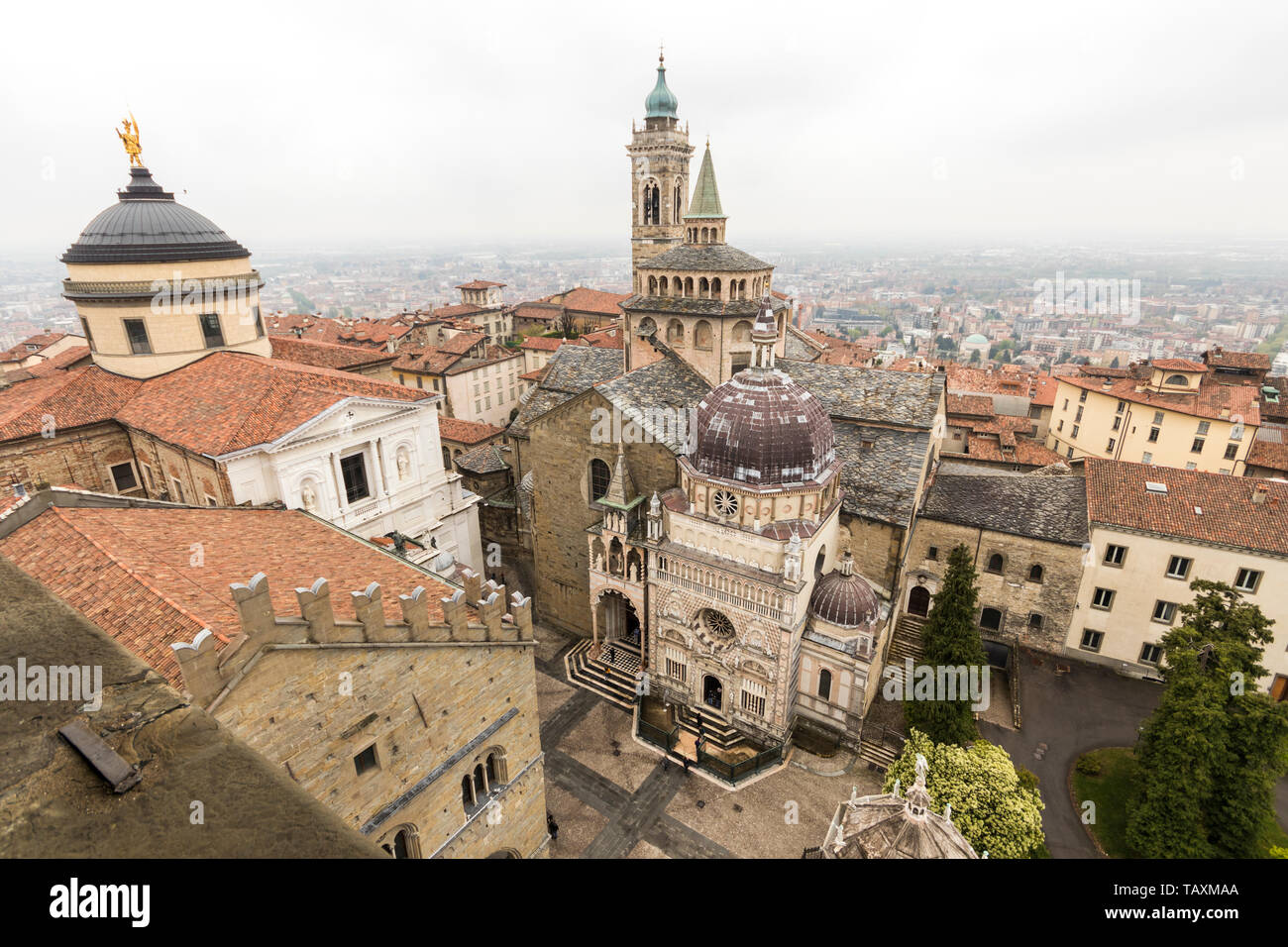 Bergame, Italie. Vue sur la vieille ville depuis la Campanone, avec Santa Maria Maggiore, la chapelle Colleoni et la cathédrale de Saint Alexandre Banque D'Images