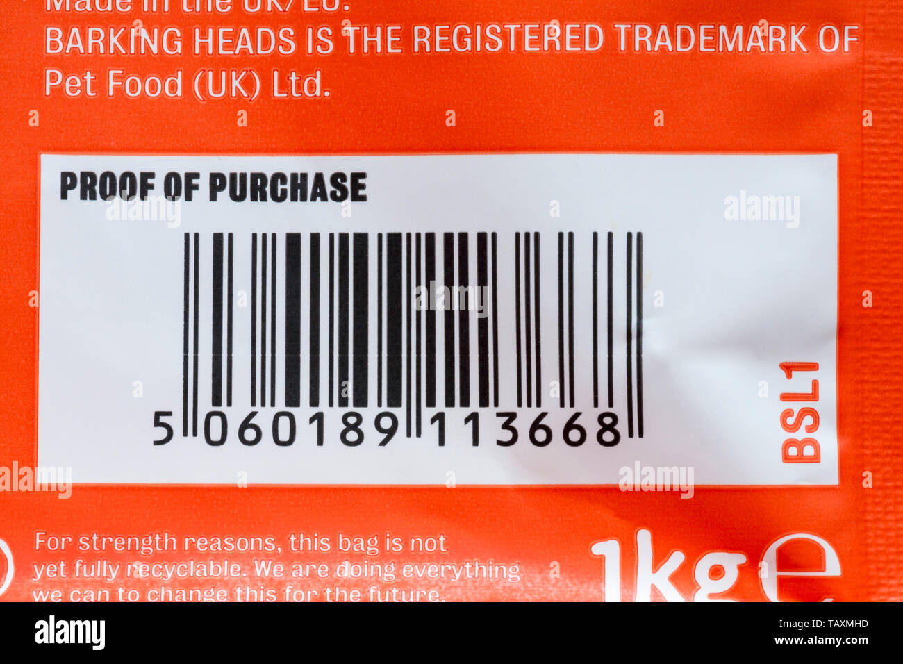 Preuve d'achat code-barres sur un paquet de saumon poché Barking Heads mélangé à des pois de patates et des aliments pour chiens aux herbes Banque D'Images