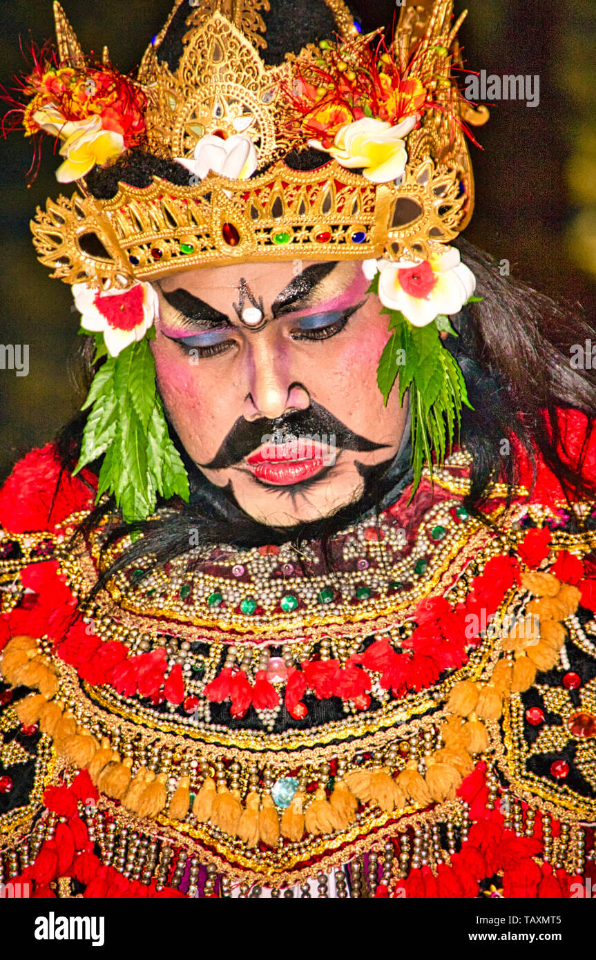 UBUD, BALI, INDONÉSIE - février vers 2019. Portrait d'une Danse Jauk danse balinaise traditionnelle, très belle et sophistiquée costume coloré Banque D'Images