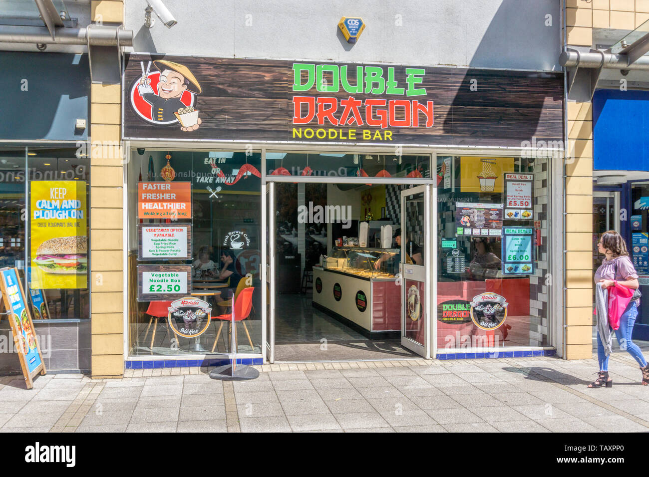 Double Dragon Noodle Bar dans Broad Street, King's Lynn. Banque D'Images
