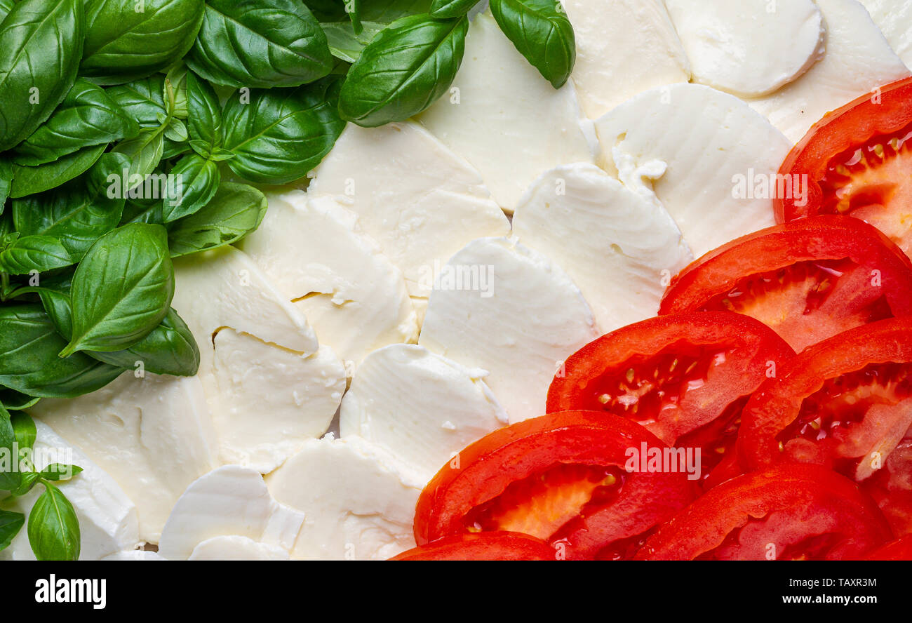 La mozzarella fraîche et les tomates et basilic. Pavillon italien. La cuisine italienne. Les couleurs italiennes. Banque D'Images