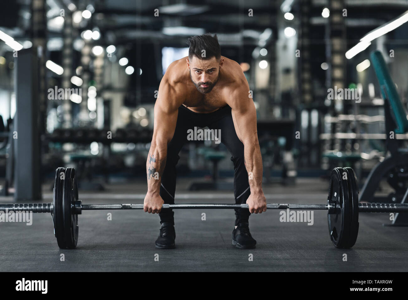 Bodybuilder musculaire de soulever des poids lourds à l'intérieur de sport d'haltères Banque D'Images
