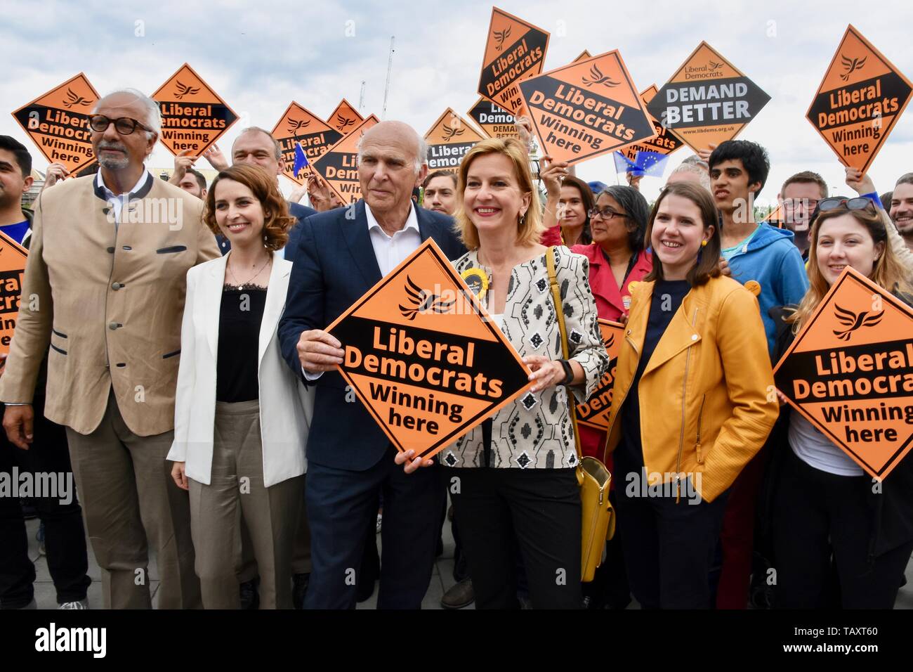 Vince Cable a été rejoint par des militants du parti et trois nouveaux députés à Londres pour célébrer le meilleur de tous les résultats des élections européennes dans l'histoire du parti. Photos Vince Cable avec de nouveaux députés Dinesh Dhamija, Luisa Porritt, et Irina von Wiese. Lambeth Palace Road, London Banque D'Images