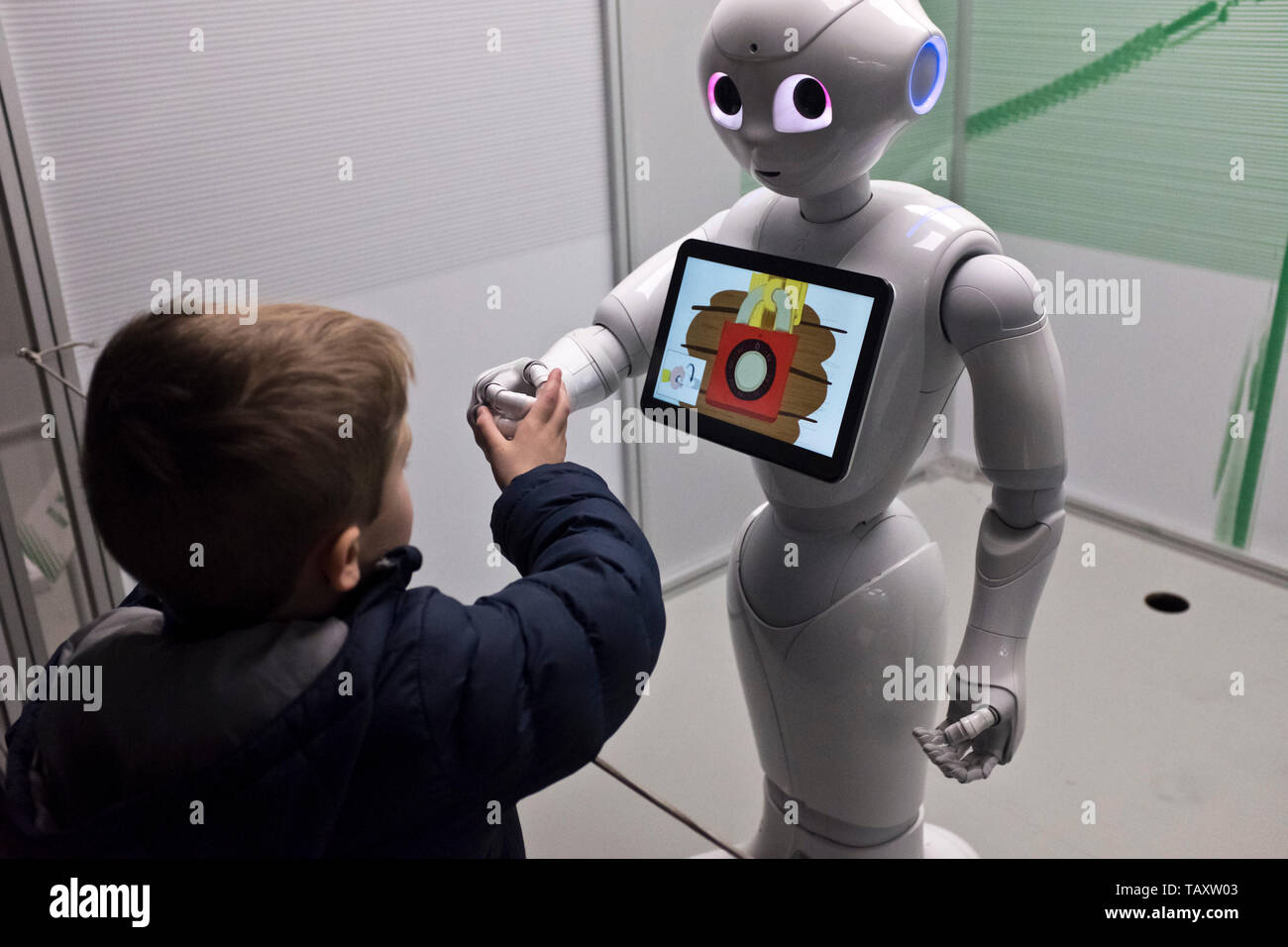 dh Musée national de l'Ecosse CHAMBER STREET exposition de robot D'ÉDIMBOURG Pepper android humanoid interagissant garçon enfant secouant les mains interagir royaume-uni Banque D'Images