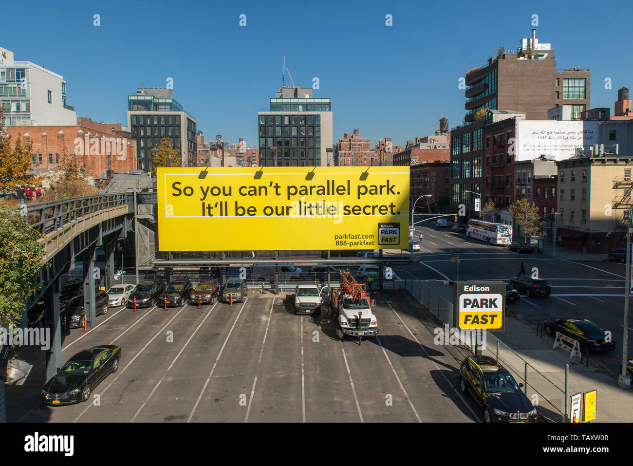Werbung für einen Parkplatz Entlang der mit der Aufschrift High Line : 'Du kannst nicht également parken parallèle, es wird unser kleines Geheimnis sein.' / Banque D'Images