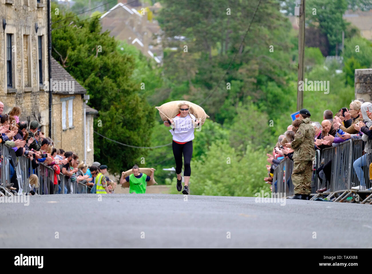 Woolsack Tetbury Races 2019 La course Dames Banque D'Images