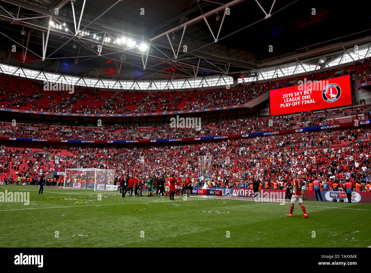 Charlton Athletic les joueurs et les fans de célébrer après avoir remporté la promotion à la Sky Bet Championship - Charlton Athletic v Sunderland, Sky Bet League Play-Off, une finale au stade de Wembley, Londres - 26 mai 2019 Editorial N'utilisez que des restrictions s'appliquent - DataCo Banque D'Images