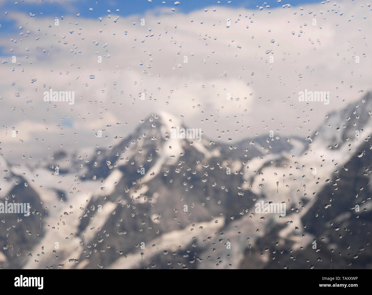 Gouttes de pluie sur les vitres et les montagnes en arrière-plan, région de Jungfrau, Suisse Banque D'Images
