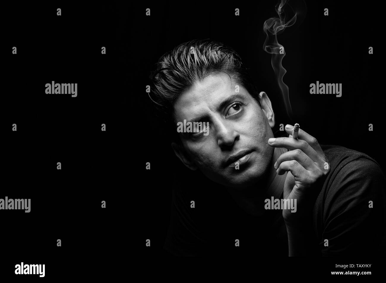 L'homme avec un cigare Banque D'Images