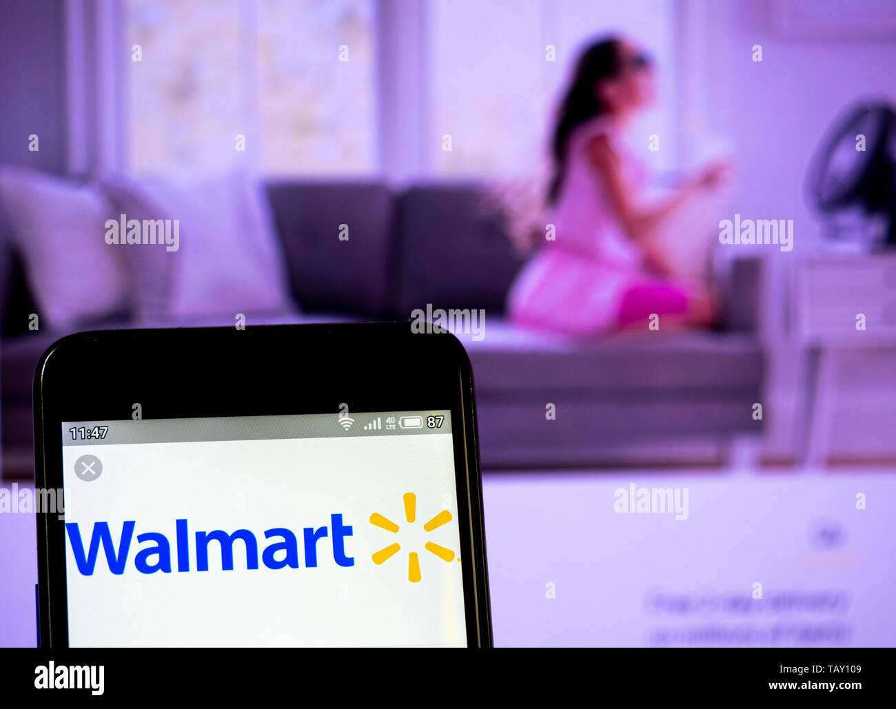 Sur cette photo, l'illustration, Walmart Inc. logo est vu affichée sur un smartphone Banque D'Images