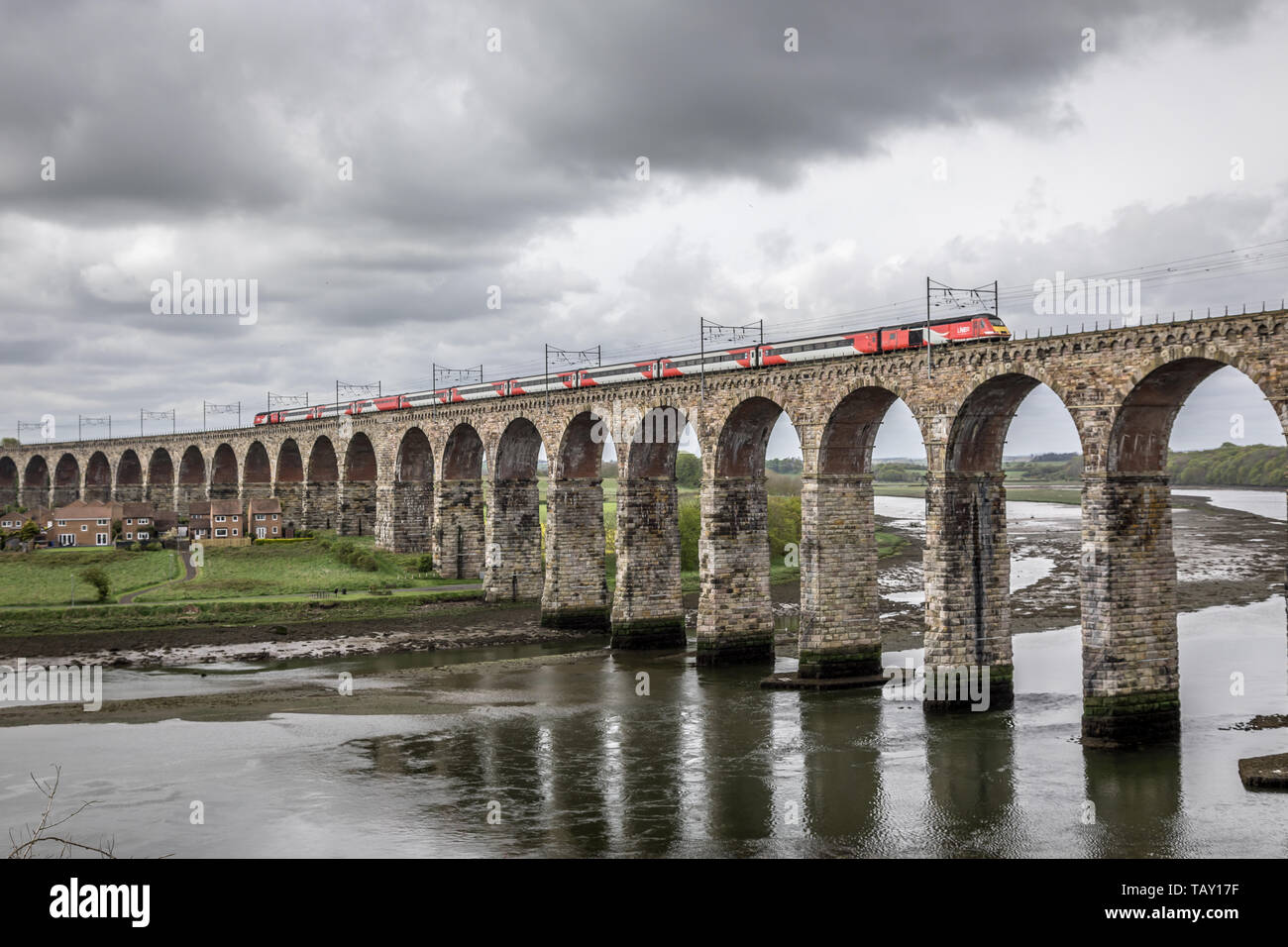 Une TVH train traverse la frontière, Pont Royal Berwick upon Tweed, Northumberland, England, UK Banque D'Images