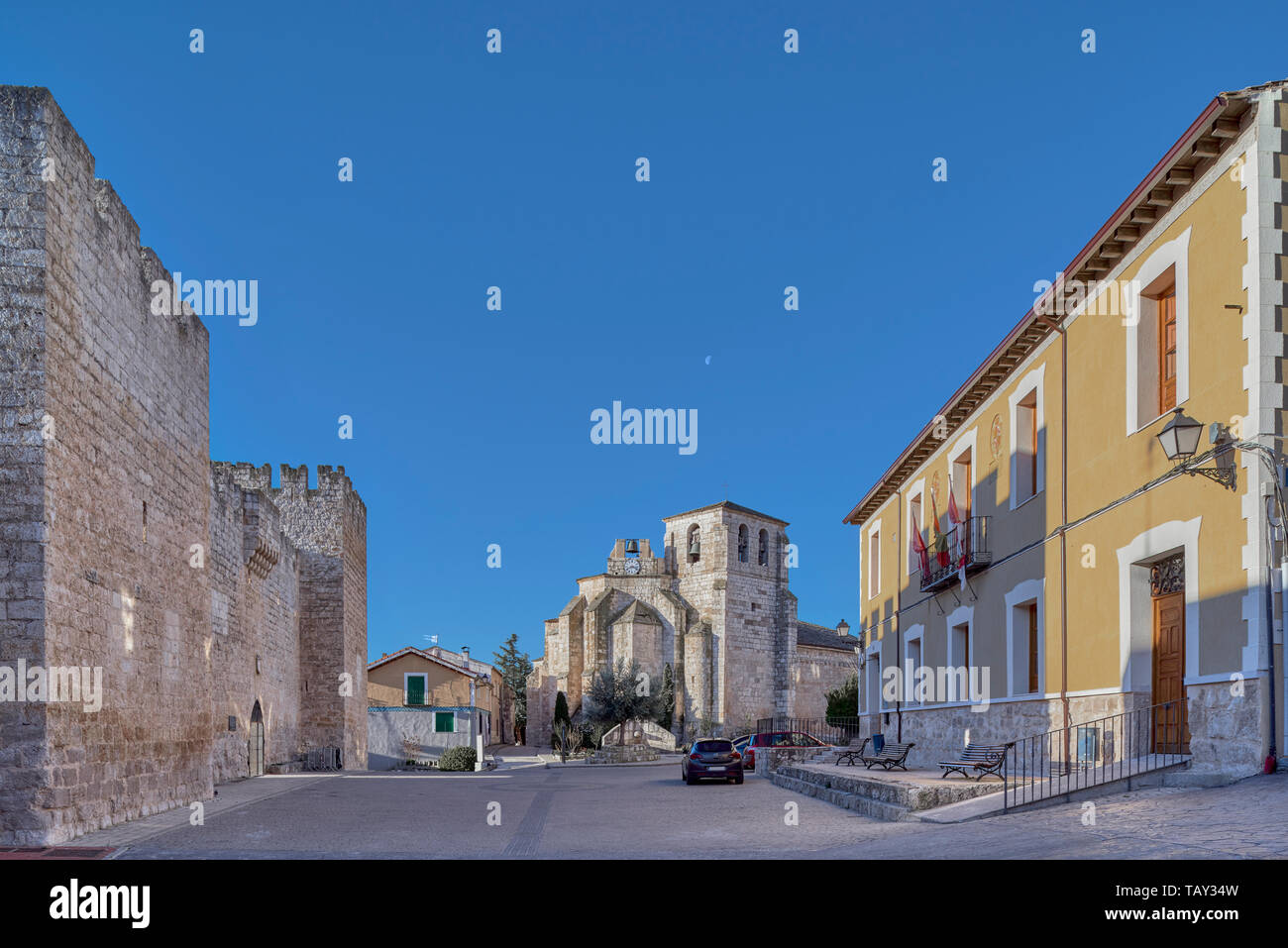 Forteresse du palais de Don Diego López de Zúñiga, la mairie et l'église Santa Maria à l'arrière-plan, Curiel de Douro, Valladolid Banque D'Images