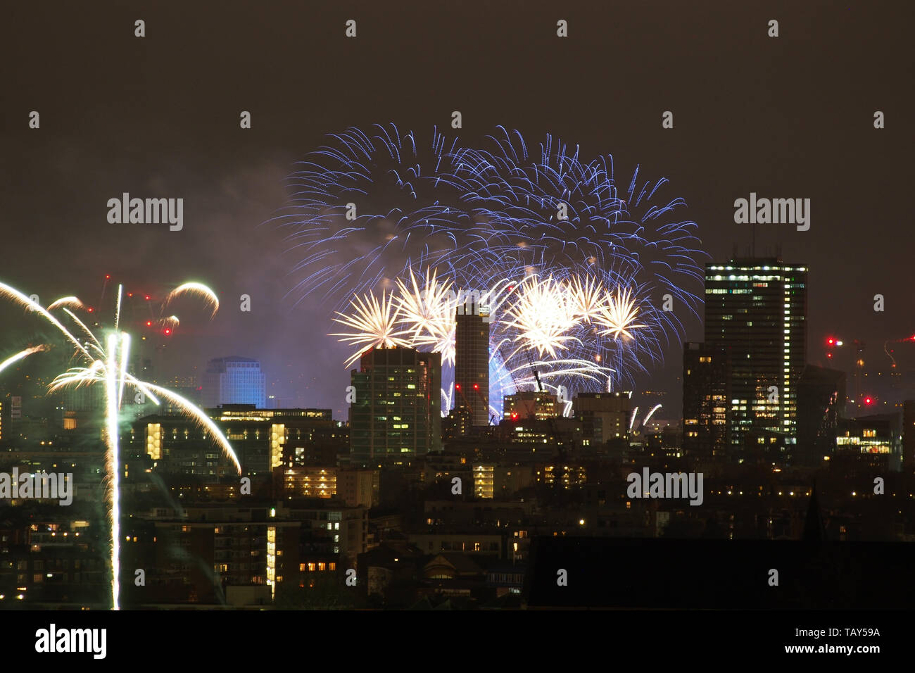 De nouvelles années d'artifice au-dessus London Skyline at Night en Angleterre Banque D'Images