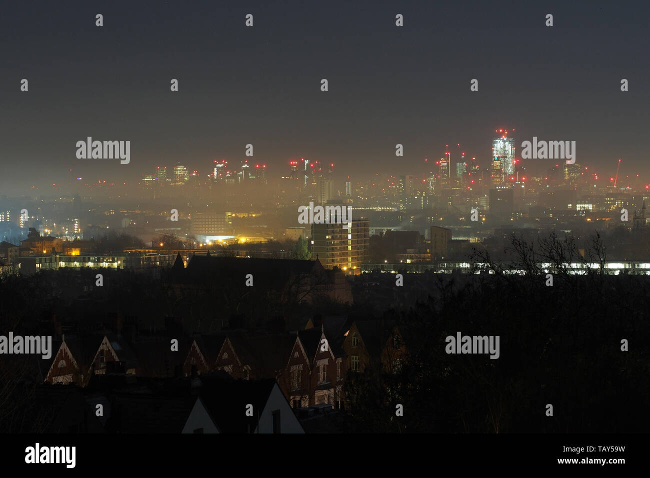 Misty London Skyline at Night en Angleterre Banque D'Images