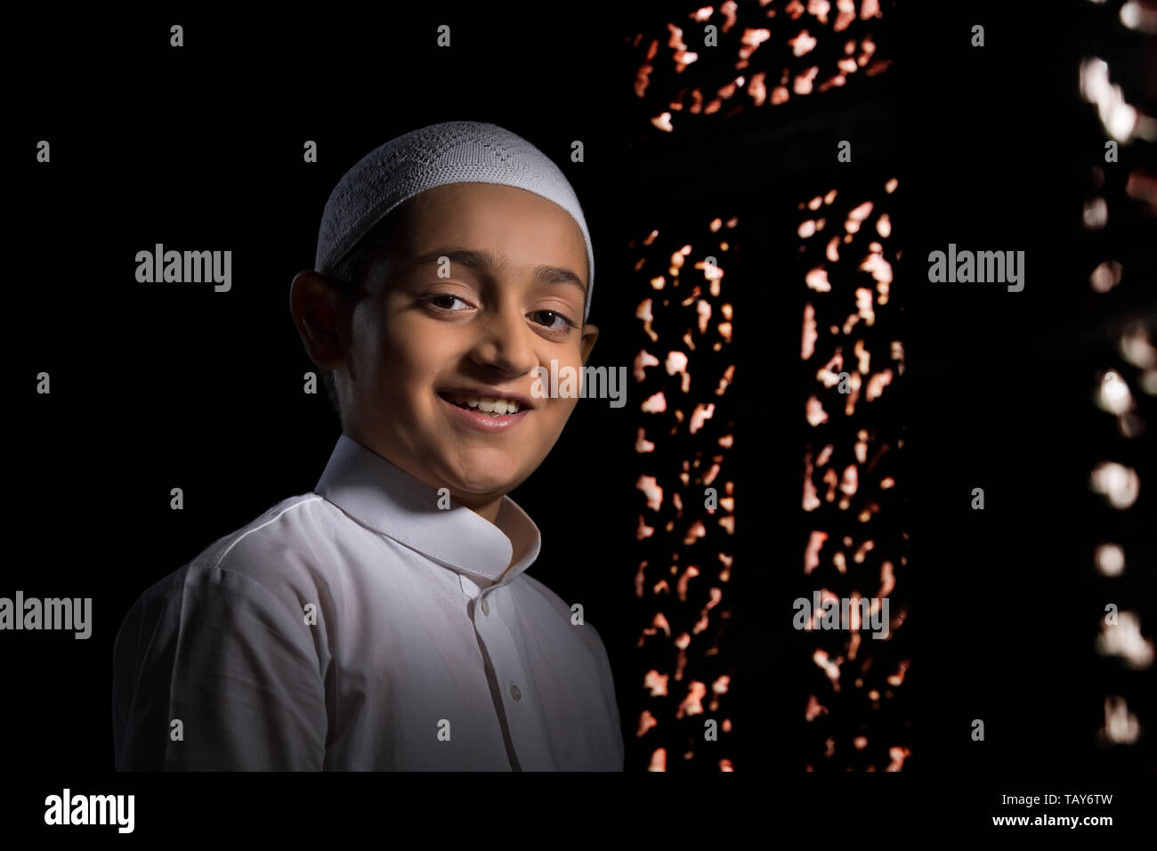 Portrait d'un garçon musulman smiling Banque D'Images