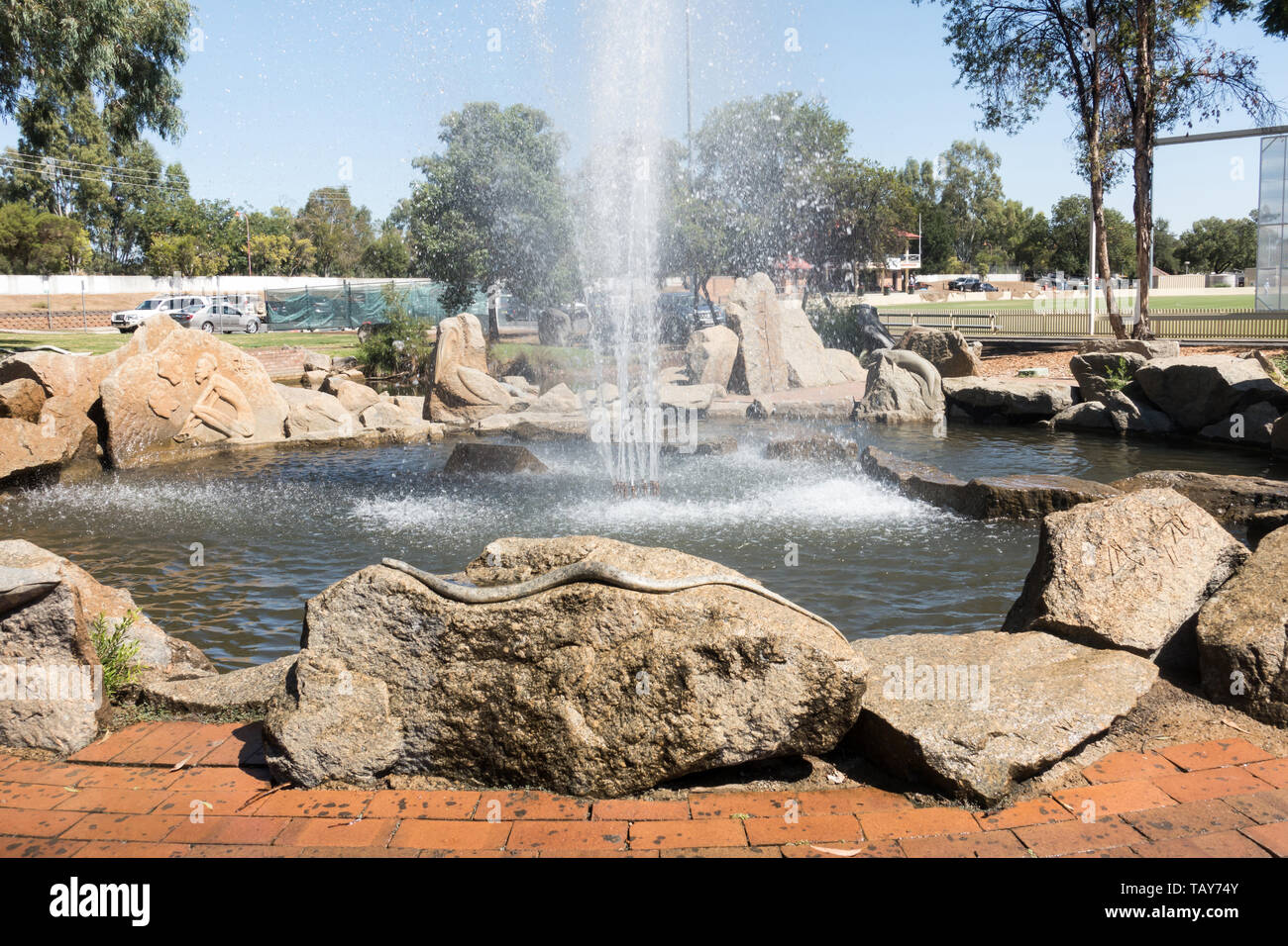 Rock Sculpture d'un serpent au Parc de la fontaine du bicentenaire de l'Australie Tamworth. Banque D'Images
