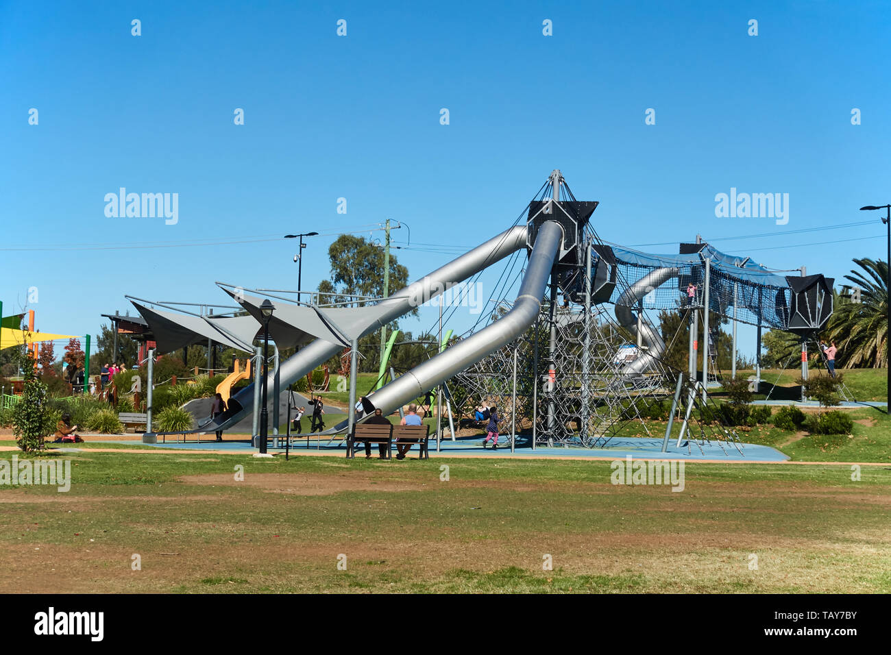 Le "Skywalk" dans l'aire de jeux pour enfants au Parc du Bicentenaire Tamworth NSW Australie. Banque D'Images