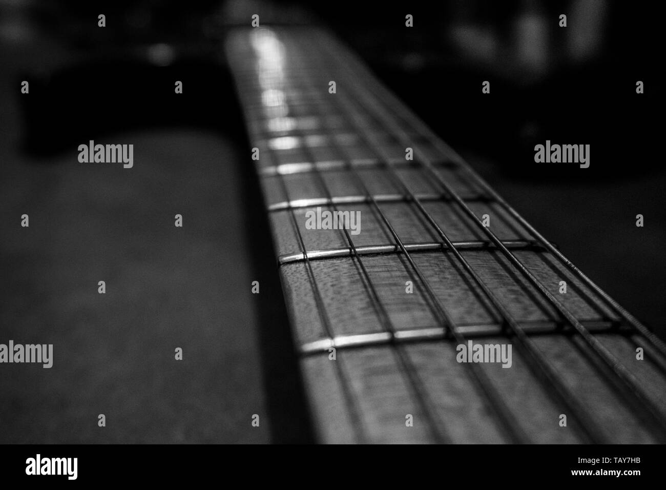Gros plan du manche de la guitare. Music concept. Photographie en noir et blanc. Banque D'Images