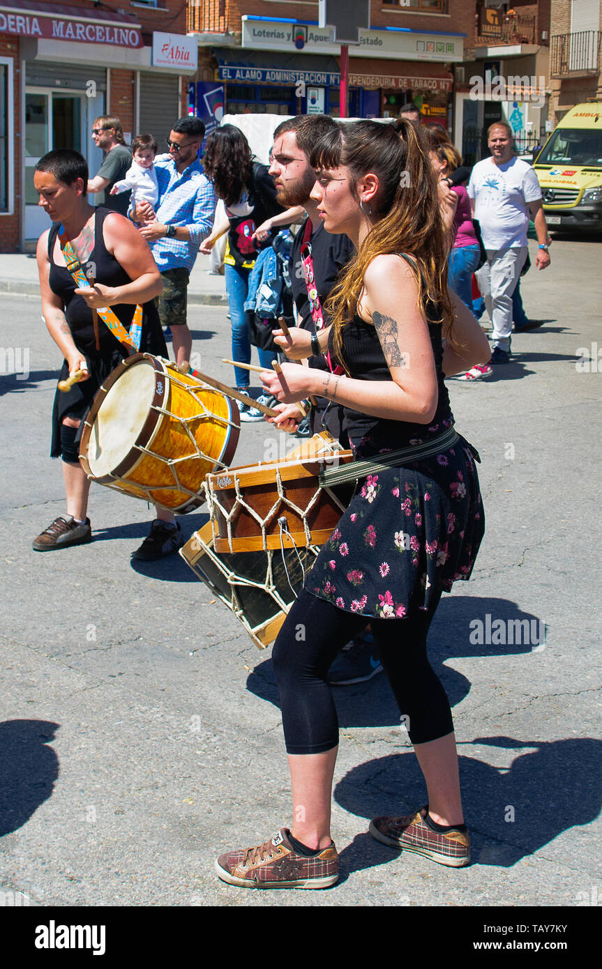 Marché médiéval. El Alamo en 2019. Un groupe de musiciens de rue encourage le public avec batterie Banque D'Images