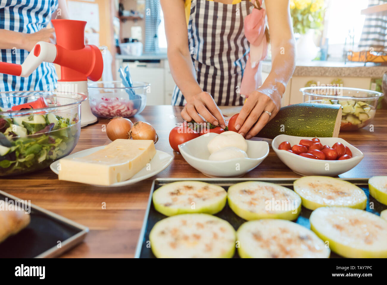 Les femmes pour la préparation de plats garden party dans la cuisine Banque D'Images