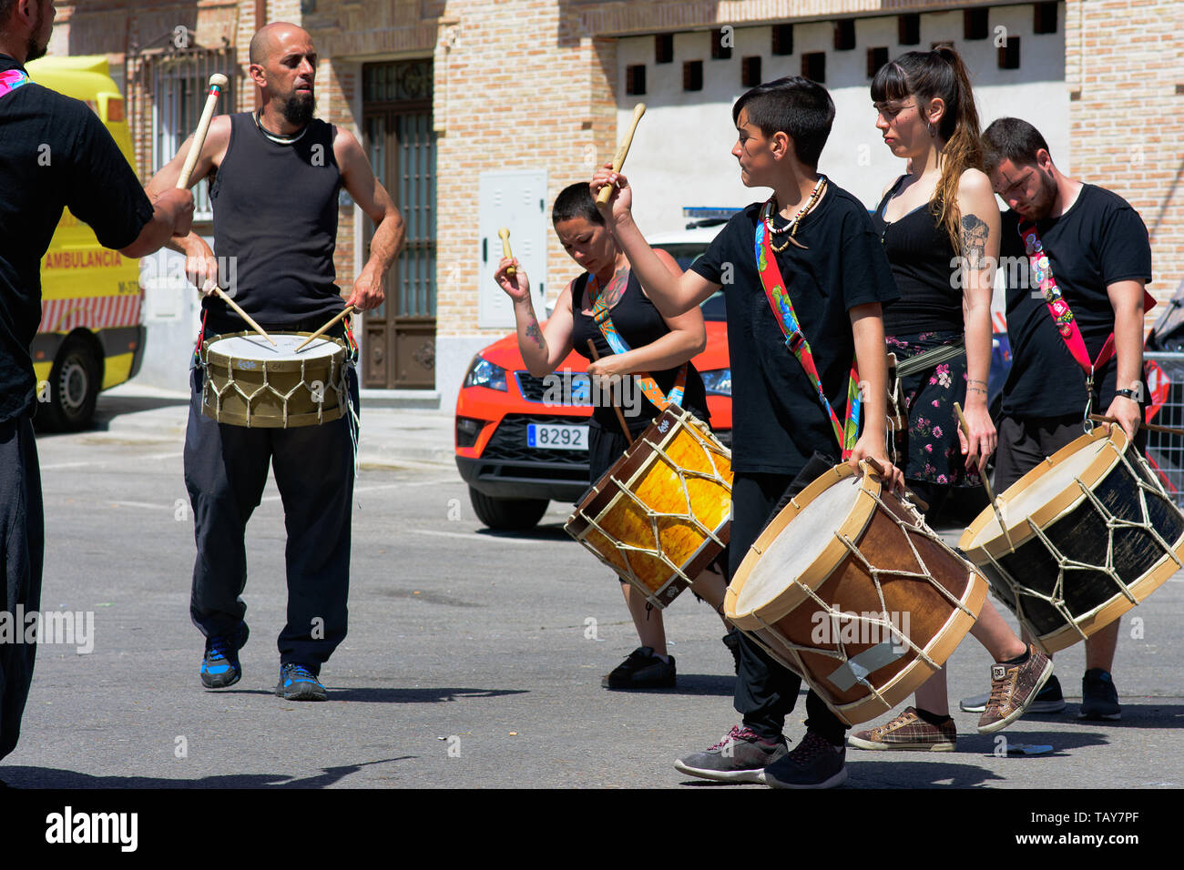 Marché médiéval. El Alamo en 2019. Un groupe de musiciens de rue encourage le public avec batterie Banque D'Images