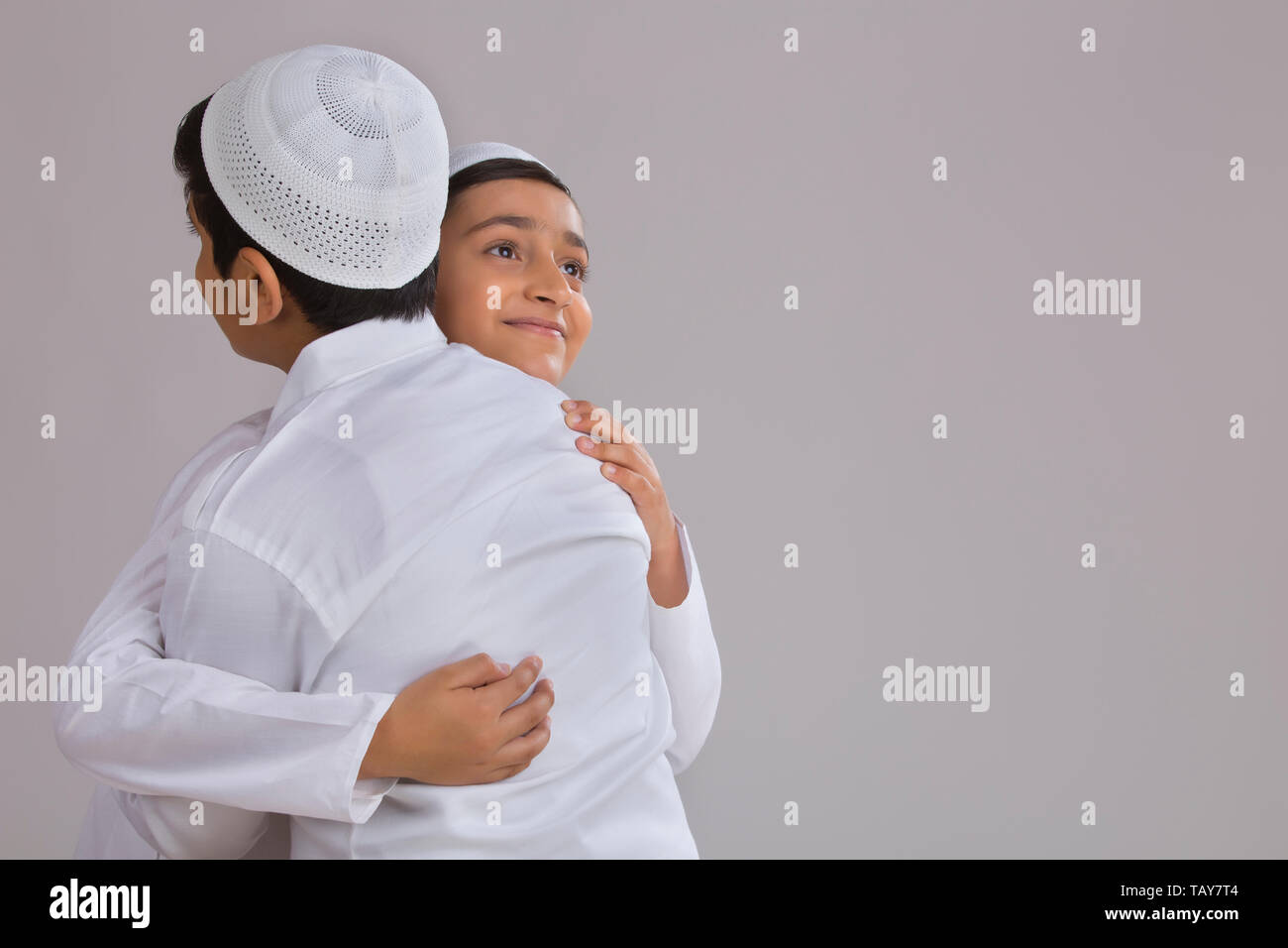 Les jeunes garçons musulmans à l'aide de capuchons serrant les uns les autres Banque D'Images