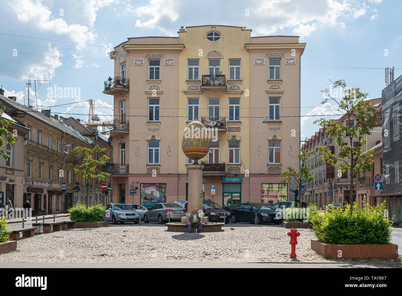 Vilnius, Lituanie. Mai 2019. Œuf de Pâques (MARGUTIS) SCULPTURE Sculpteur : Romas Vilčiauskas. L'année 2003. En 2003, la main de l'artiste et designer de Lijana Tur Banque D'Images