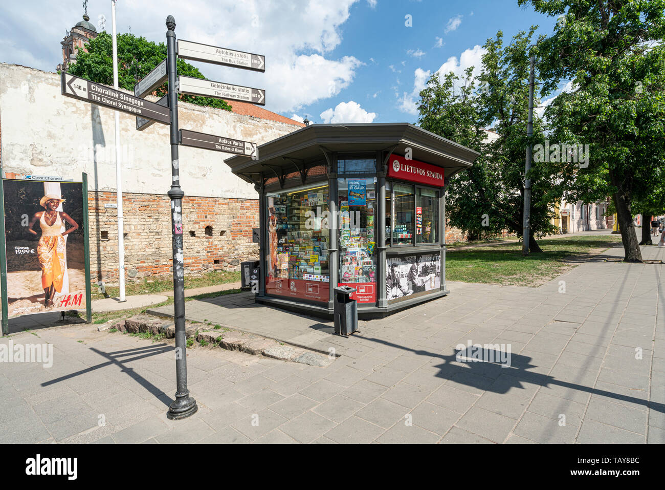 Vilnius, Lituanie. Mai 2019. Un vieux kiosque sur la route Banque D'Images