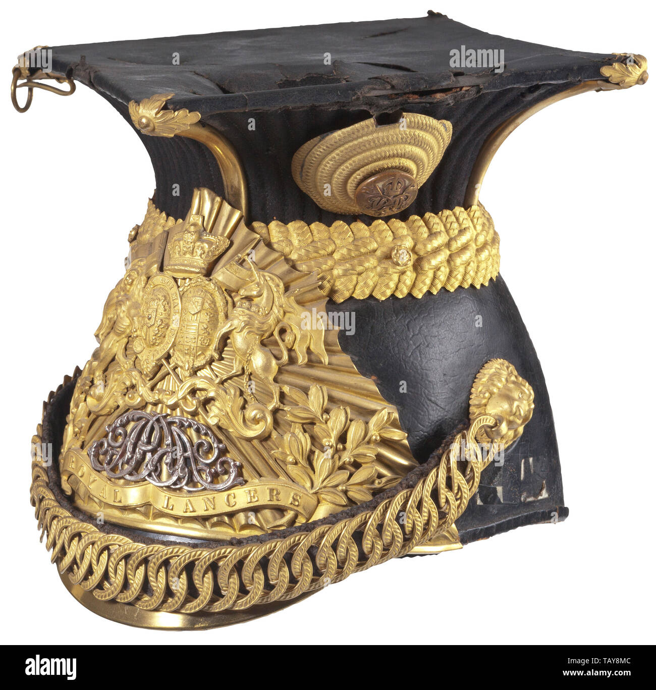 Un des officiers de la czapka Royal 12e Lanciers, corps en cuir noir et or avec pare-soleil avant, garniture de feutre noir, emblème doré rabatte appliquée avec monogramme argenté/plaque fixée par deux écrous et goujons filetés, raccords et doré sur fond de velours mentonnière attachée par lion head poteaux, cuir bandeau avec doublure en soie rouge (très abîmé), casque haut de corps très endommagé. USA-lot historique., historique du 20e siècle, 19e siècle, Additional-Rights Clearance-Info-Not-Available- Banque D'Images
