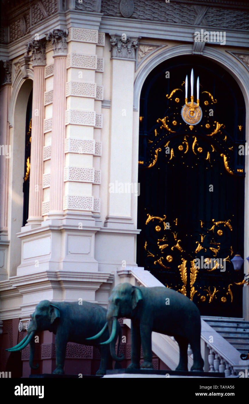 Des éléphants au porte d'entrée du Grand Palace, Bangkok, Thaïlande Banque D'Images