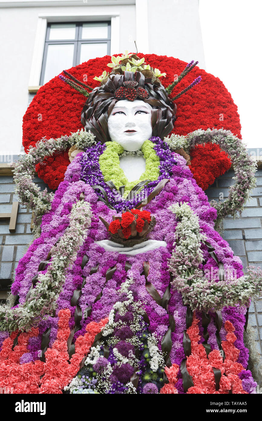En fleur Chelsea London, UK. Déesse de la mer japonais kimono à fleurs, fleuriste art floral : fleurs l'eau. Le Royal Borough de Kensington et Chelsea. Banque D'Images