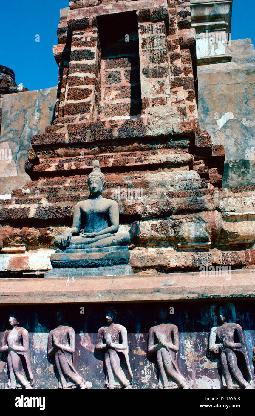 Une partie des 160 disciples,Wat Maha That dans le parc historique de Sukhothai, Thaïlande Banque D'Images