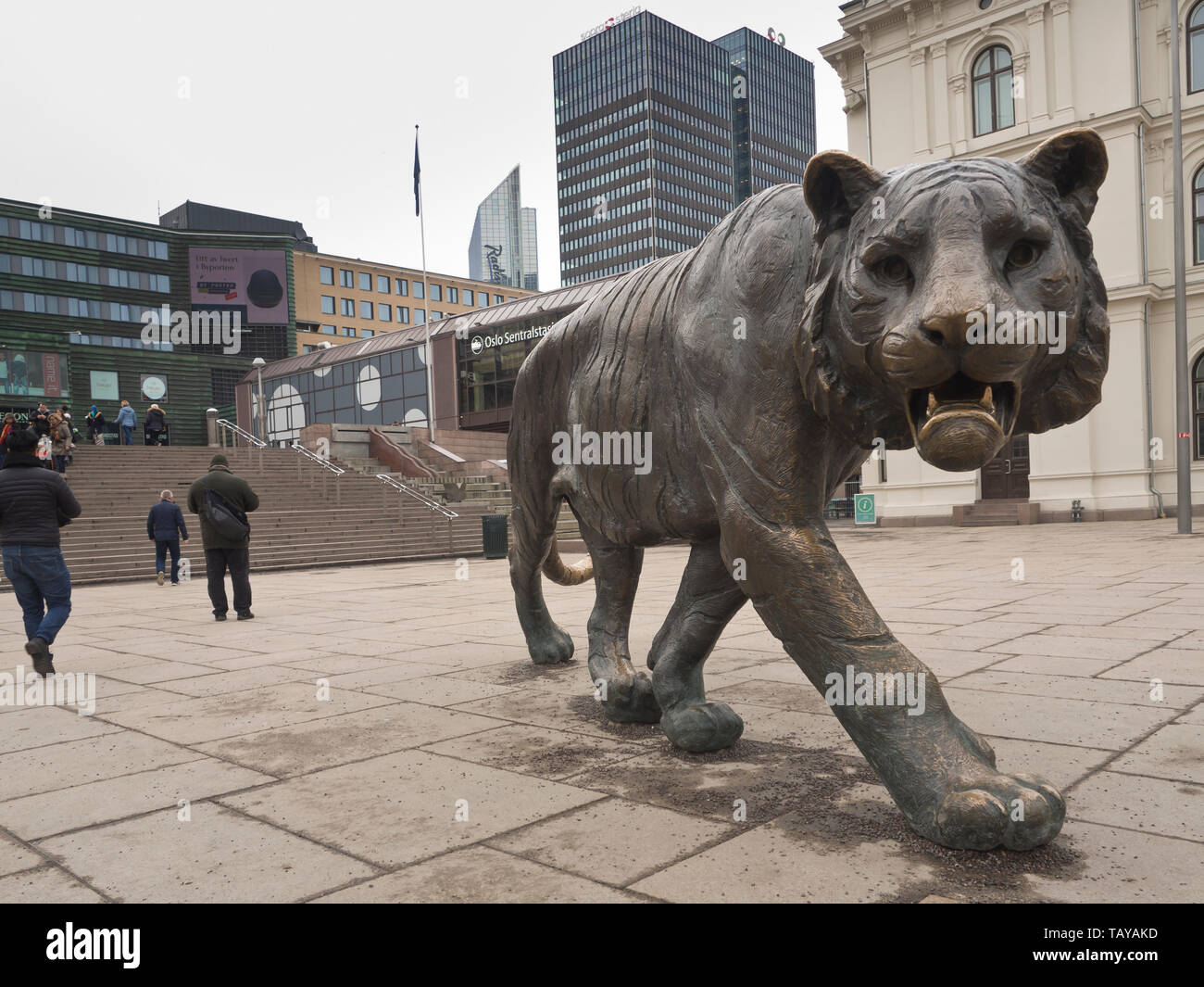 Le sculpteur norvégien Engelsen Elena a créé la facile de toucher la sculpture tigre dans Jernbanetorget square dans le centre de Oslo Norvège Banque D'Images