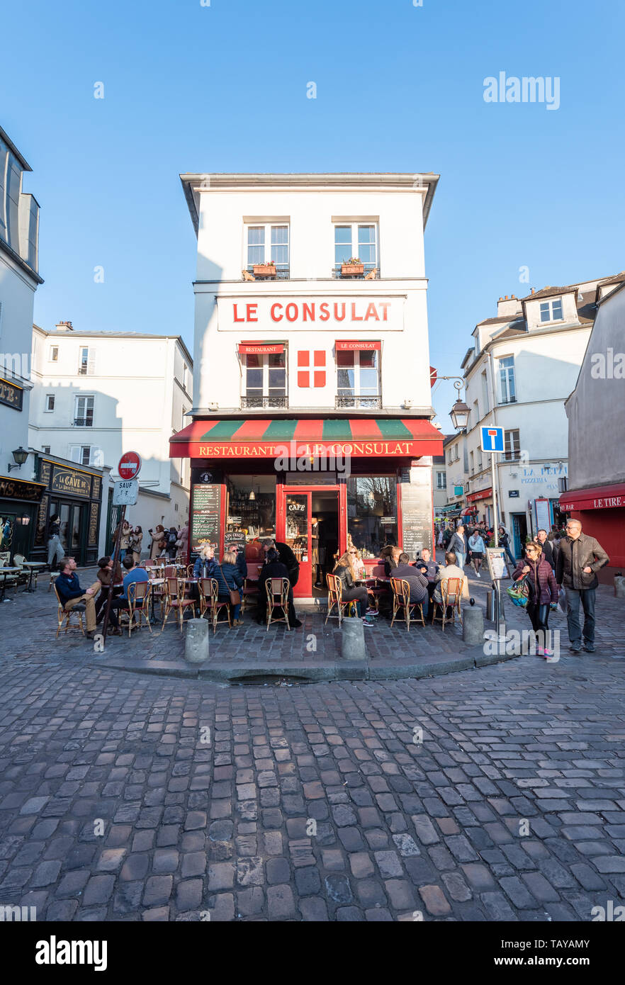 Paris, France - 12 Avril 2019 : Les gens assis à la terrasse du restaurant Le consulat à Montmartre le soir sur une journée ensoleillée Banque D'Images