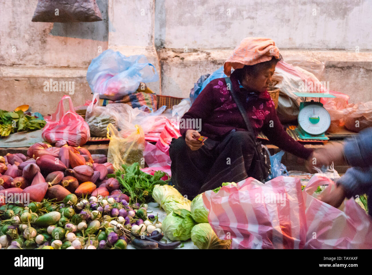 Luang Prabang, Laos - Dec 2016 : femme vendant des fruits et des légumes au marché tôt le matin, au Laos Banque D'Images