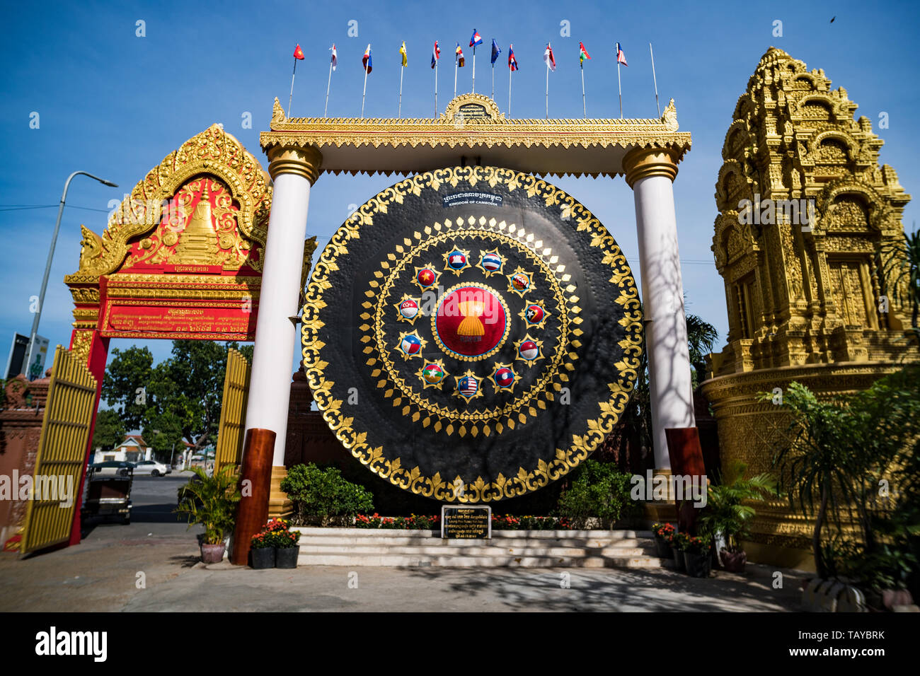 Grand Gong au Wat Ounalom à Phnom Penh, Cambodge. l'entrée au temple. La pagode bouddhiste. Attractions touristiques à Phnom Penh Banque D'Images